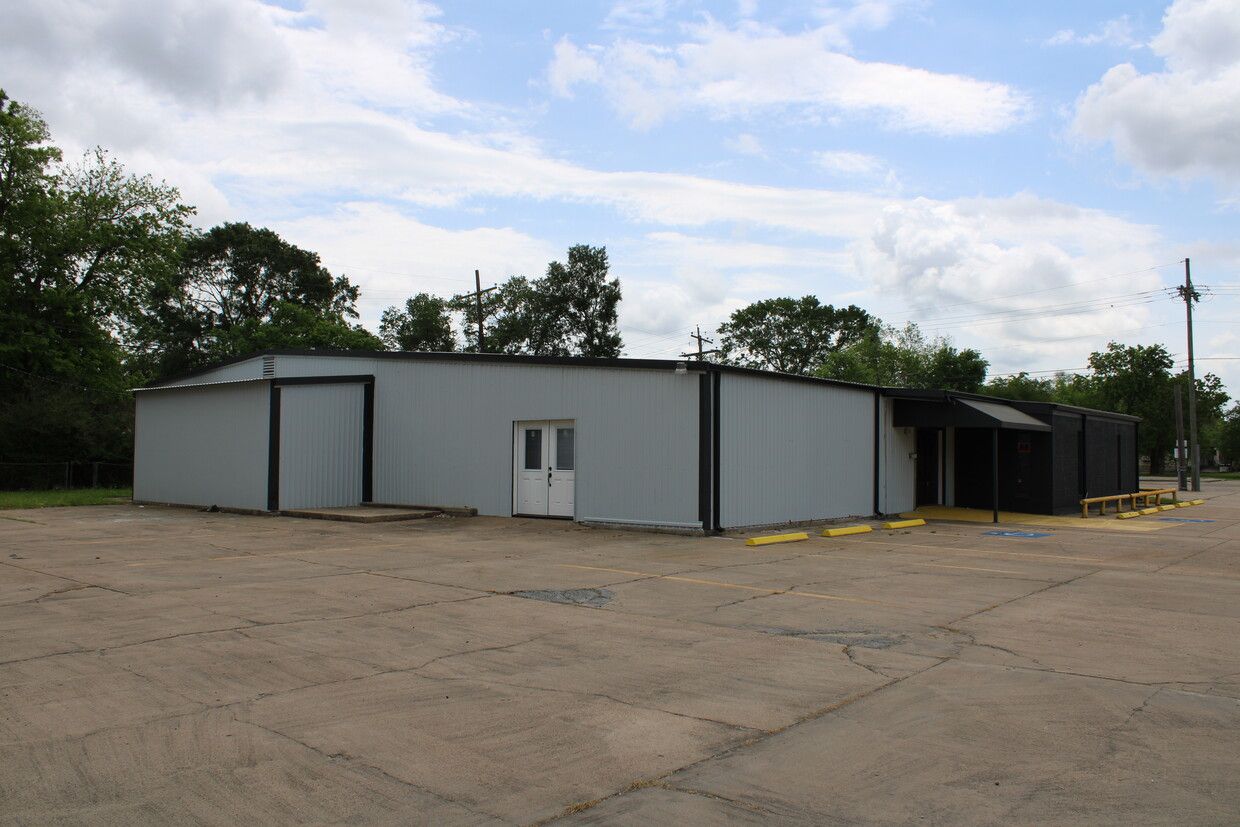 2455 S 4th St, Beaumont, TX 77701